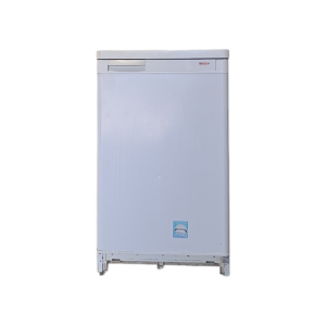 Refurbished Bosch FD7903 tafelmodel koelkast met 125L koelen en 17L vriezen. Mist onderplint, maar werkt perfect.