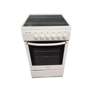 Bosch E 51T1-E4 Kookfornuis met Elektrische Oven Refurbished | Witgoed Centrale Limburg SEO-titel: Bosch E 51T1-E4 Kookfornuis met Elektrische Oven Refurbished | Witgoed Centrale Limburg Focus keyphrase: Bosch E 51T1-E4 kookfornuis Meta description: Bosch E 51T1-E4 kookfornuis met elektrische oven refurbished. Technisch gecontroleerd, professioneel gereinigd en uitgebreid getest. Slug: bosch-e-51t1-e4-kookfornuis Bosch E 51T1-E4 kookfornuis met elektrische oven De Bosch E 51T1-E4 is een praktisch vrijstaand kookfornuis met een elektrische oven. Dit model combineert een elektrische kookplaat met een ruime oven en is daarmee geschikt voor verschillende dagelijkse kook- en bakwerkzaamheden. Het kookfornuis heeft een praktische en tijdloze uitstraling en past daardoor in verschillende keukens. Bij Witgoed Centrale Limburg wordt dit Bosch kookfornuis als refurbished apparaat aangeboden. Het fornuis wordt technisch gecontroleerd, professioneel gereinigd en uitgebreid getest voordat het wordt verkocht. Bekijk ook ons actuele assortiment refurbished witgoed en keukenapparatuur. Waarom kiezen voor de Bosch E 51T1-E4? Een kookfornuis met elektrische oven is een praktische oplossing wanneer je zowel wilt koken als bakken met één apparaat. De Bosch E 51T1-E4 combineert de kookzones aan de bovenzijde met een elektrische oven. Hierdoor kun je verschillende gerechten bereiden zonder dat je meerdere apparaten nodig hebt. Belangrijkste kenmerken Merk: Bosch Model/type: E 51T1-E4 Type: vrijstaand kookfornuis Elektrische kookplaat Elektrische oven Geschikt voor koken en bakken Praktisch vrijstaand model Tijdloos ontwerp Refurbished Technisch gecontroleerd Professioneel gereinigd Uitgebreid getest Elektrisch kookfornuis De Bosch E 51T1-E4 is een elektrisch kookfornuis. De kookzones worden elektrisch verwarmd en zijn geschikt voor het bereiden van verschillende gerechten. Je kunt het fornuis gebruiken voor onder andere: Koken van pasta en rijst Bereiden van groenten Bakken van vlees en vis Verwarmen van sauzen Bereiden van soepen Braden en bakken Dagelijkse maaltijden Gebruik pannen die geschikt zijn voor de betreffende elektrische kookplaat en zorg ervoor dat de pan een geschikte en vlakke bodem heeft. Elektrische oven Naast de kookplaat beschikt de Bosch E 51T1-E4 over een elektrische oven. Hierdoor is het kookfornuis geschikt voor zowel koken als bakken. De oven kan worden gebruikt voor verschillende gerechten, zoals: Ovenschotels Pizza Broodjes Gebak Lasagne Aardappelgerechten Vlees- en visgerechten Groenten uit de oven Controleer bij het bereiden van gerechten altijd de aanbevolen temperatuur en bereidingstijd. Koken en bakken met één apparaat Een belangrijk voordeel van een vrijstaand kookfornuis is dat de kookplaat en oven in één apparaat zijn gecombineerd. Tijdens het koken kun je bijvoorbeeld een gerecht op de kookplaat bereiden terwijl tegelijkertijd een ander gerecht in de oven wordt klaargemaakt. Dit maakt de Bosch E 51T1-E4 geschikt voor dagelijks gebruik en voor huishoudens die een praktische combinatie van kookplaat en oven zoeken. Praktisch vrijstaand fornuis De Bosch E 51T1-E4 is een vrijstaand kookfornuis. Hierdoor kan het apparaat op een geschikte plaats in de keuken worden geïnstalleerd zonder dat het volledig in een keukenmeubel hoeft te worden ingebouwd. Controleer vóór plaatsing altijd de beschikbare ruimte en de aansluitmogelijkheden. Zorg daarnaast voor voldoende ruimte en ventilatie rondom het apparaat volgens de installatievoorschriften. Eenvoudig schoon te houden Regelmatig schoonmaken helpt om het kookfornuis netjes en in goede conditie te houden. Wij adviseren onder andere: Laat kookplaat en oven voldoende afkoelen voordat je gaat schoonmaken. Verwijder gemorste etensresten zo snel mogelijk. Gebruik een zachte doek en een geschikt schoonmaakmiddel. Gebruik geen agressieve schuurmiddelen op de kookplaat. Houd de ovenruimte schoon. Reinig eventuele ovenaccessoires regelmatig. Volg voor het reinigen altijd de voorschriften die bij het apparaat horen. Refurbished Bosch kookfornuis Deze Bosch E 51T1-E4 wordt bij Witgoed Centrale Limburg als refurbished kookfornuis aangeboden. Het apparaat is eerder gebruikt, maar wordt vóór verkoop gecontroleerd, gereinigd en getest. Een refurbished Bosch kookfornuis kan interessant zijn wanneer je: Een Bosch kookfornuis zoekt Een fornuis met elektrische oven wilt aanschaffen Kosten wilt besparen ten opzichte van nieuw Een gecontroleerd gebruikt apparaat zoekt Hergebruik van bestaande apparatuur belangrijk vindt Omdat het om een gebruikt apparaat gaat, kunnen er lichte uiterlijke gebruikssporen aanwezig zijn. Professioneel gecontroleerd Bij Witgoed Centrale Limburg wordt het Bosch kookfornuis zorgvuldig gecontroleerd voordat het wordt verkocht. Onze controle bestaat onder andere uit: Controle van de algemene werking Controle van de kookplaat Controle van de kookzones Controle van de oven Controle van de verwarming Controle van de bediening Controle van de ovenfunctie Controle van de deur en deursluiting Controle van aansluitingen Professionele reiniging Uitgebreide werkingstest Na de controle wordt het kookfornuis klaargemaakt voor verkoop. Veilig gebruik van het kookfornuis Een elektrisch kookfornuis kan tijdens gebruik zeer heet worden. Ook na het uitschakelen kunnen kookzones en onderdelen van de oven nog enige tijd warm blijven. Let daarom op het volgende: Raak hete kookzones niet aan. Houd kinderen uit de buurt van het fornuis. Plaats geen brandbare voorwerpen op de kookplaat. Gebruik geschikte pannen. Gebruik ovenwanten bij het uitnemen van hete gerechten. Laat het fornuis na gebruik voldoende afkoelen. Controleer of de elektrische aansluiting geschikt is. Laat de elektrische aansluiting indien nodig uitvoeren door een vakbekwaam installateur. Onderhoud van de elektrische oven Voor een goede werking en een nette oven is regelmatig onderhoud belangrijk. Verwijder voedselresten zodra de oven voldoende is afgekoeld. Gebruik geschikte ovenreiniger of een mild schoonmaakmiddel dat geschikt is voor het betreffende oppervlak. Voorkom zoveel mogelijk dat etensresten langdurig in de oven achterblijven. Dit maakt het schoonmaken eenvoudiger en helpt om de oven netjes te houden. Bosch kookfornuis voor dagelijks gebruik De Bosch E 51T1-E4 is geschikt voor verschillende kook- en bakwerkzaamheden. Het fornuis kan worden gebruikt voor: Gezinsmaaltijden Ovenschotels Bakken van pizza Bereiden van vlees Bereiden van vis Groenten en aardappelgerechten Pasta en rijst Bakken en braden Hierdoor is het een veelzijdige oplossing voor een keuken waarin koken en bakken met één apparaat gewenst is. Bekijk ook ons andere witgoed Naast dit Bosch kookfornuis hebben wij regelmatig andere refurbished apparaten beschikbaar. Ons assortiment bestaat onder andere uit: Wasmachines Wasdrogers Warmtepompdrogers Condensdrogers Diepvriezers Vaatwassers Fornuizen Ovens Kookplaten Bekijk regelmatig het actuele assortiment van Witgoed Centrale Limburg, omdat onze voorraad refurbished apparaten regelmatig verandert. Volg Witgoed Centrale Limburg op Facebook Onze voorraad verandert regelmatig. Nieuwe apparaten, aanbiedingen en refurbished witgoed worden ook via Facebook bekendgemaakt. Volg daarom Witgoed Centrale Limburg op Facebook om op de hoogte te blijven van nieuwe voorraad en aanbiedingen. Belangrijkste specificaties Eigenschap Specificatie Merk Bosch Model/type E 51T1-E4 Type Vrijstaand kookfornuis Kookplaat Elektrisch Oven Elektrisch Conditie Refurbished Technische controle Ja Professioneel gereinigd Ja Uitgebreid getest Ja Let op: controleer vóór aankoop de exacte technische specificaties, afmetingen, aansluitwaarde, het aantal kookzones en de beschikbare ovenfuncties aan de hand van het typeplaatje en de documentatie van het betreffende exemplaar. Veelgestelde vragen Wat is de Bosch E 51T1-E4? De Bosch E 51T1-E4 is een vrij