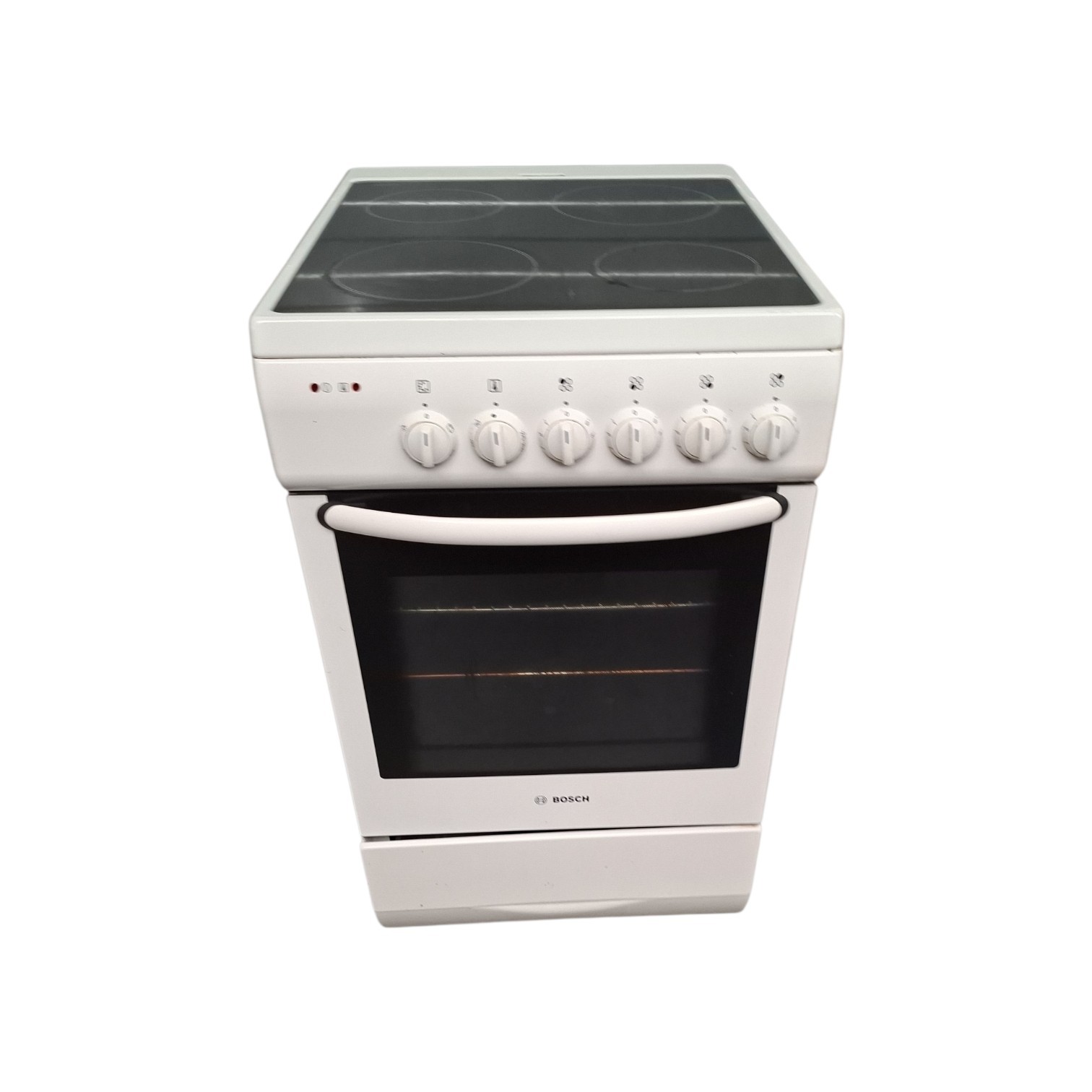 Bosch E 51T1-E4 Kookfornuis met Elektrische Oven Refurbished | Witgoed Centrale Limburg SEO-titel: Bosch E 51T1-E4 Kookfornuis met Elektrische Oven Refurbished | Witgoed Centrale Limburg Focus keyphrase: Bosch E 51T1-E4 kookfornuis Meta description: Bosch E 51T1-E4 kookfornuis met elektrische oven refurbished. Technisch gecontroleerd, professioneel gereinigd en uitgebreid getest. Slug: bosch-e-51t1-e4-kookfornuis Bosch E 51T1-E4 kookfornuis met elektrische oven De Bosch E 51T1-E4 is een praktisch vrijstaand kookfornuis met een elektrische oven. Dit model combineert een elektrische kookplaat met een ruime oven en is daarmee geschikt voor verschillende dagelijkse kook- en bakwerkzaamheden. Het kookfornuis heeft een praktische en tijdloze uitstraling en past daardoor in verschillende keukens. Bij Witgoed Centrale Limburg wordt dit Bosch kookfornuis als refurbished apparaat aangeboden. Het fornuis wordt technisch gecontroleerd, professioneel gereinigd en uitgebreid getest voordat het wordt verkocht. Bekijk ook ons actuele assortiment refurbished witgoed en keukenapparatuur. Waarom kiezen voor de Bosch E 51T1-E4? Een kookfornuis met elektrische oven is een praktische oplossing wanneer je zowel wilt koken als bakken met één apparaat. De Bosch E 51T1-E4 combineert de kookzones aan de bovenzijde met een elektrische oven. Hierdoor kun je verschillende gerechten bereiden zonder dat je meerdere apparaten nodig hebt. Belangrijkste kenmerken Merk: Bosch Model/type: E 51T1-E4 Type: vrijstaand kookfornuis Elektrische kookplaat Elektrische oven Geschikt voor koken en bakken Praktisch vrijstaand model Tijdloos ontwerp Refurbished Technisch gecontroleerd Professioneel gereinigd Uitgebreid getest Elektrisch kookfornuis De Bosch E 51T1-E4 is een elektrisch kookfornuis. De kookzones worden elektrisch verwarmd en zijn geschikt voor het bereiden van verschillende gerechten. Je kunt het fornuis gebruiken voor onder andere: Koken van pasta en rijst Bereiden van groenten Bakken van vlees en vis Verwarmen van sauzen Bereiden van soepen Braden en bakken Dagelijkse maaltijden Gebruik pannen die geschikt zijn voor de betreffende elektrische kookplaat en zorg ervoor dat de pan een geschikte en vlakke bodem heeft. Elektrische oven Naast de kookplaat beschikt de Bosch E 51T1-E4 over een elektrische oven. Hierdoor is het kookfornuis geschikt voor zowel koken als bakken. De oven kan worden gebruikt voor verschillende gerechten, zoals: Ovenschotels Pizza Broodjes Gebak Lasagne Aardappelgerechten Vlees- en visgerechten Groenten uit de oven Controleer bij het bereiden van gerechten altijd de aanbevolen temperatuur en bereidingstijd. Koken en bakken met één apparaat Een belangrijk voordeel van een vrijstaand kookfornuis is dat de kookplaat en oven in één apparaat zijn gecombineerd. Tijdens het koken kun je bijvoorbeeld een gerecht op de kookplaat bereiden terwijl tegelijkertijd een ander gerecht in de oven wordt klaargemaakt. Dit maakt de Bosch E 51T1-E4 geschikt voor dagelijks gebruik en voor huishoudens die een praktische combinatie van kookplaat en oven zoeken. Praktisch vrijstaand fornuis De Bosch E 51T1-E4 is een vrijstaand kookfornuis. Hierdoor kan het apparaat op een geschikte plaats in de keuken worden geïnstalleerd zonder dat het volledig in een keukenmeubel hoeft te worden ingebouwd. Controleer vóór plaatsing altijd de beschikbare ruimte en de aansluitmogelijkheden. Zorg daarnaast voor voldoende ruimte en ventilatie rondom het apparaat volgens de installatievoorschriften. Eenvoudig schoon te houden Regelmatig schoonmaken helpt om het kookfornuis netjes en in goede conditie te houden. Wij adviseren onder andere: Laat kookplaat en oven voldoende afkoelen voordat je gaat schoonmaken. Verwijder gemorste etensresten zo snel mogelijk. Gebruik een zachte doek en een geschikt schoonmaakmiddel. Gebruik geen agressieve schuurmiddelen op de kookplaat. Houd de ovenruimte schoon. Reinig eventuele ovenaccessoires regelmatig. Volg voor het reinigen altijd de voorschriften die bij het apparaat horen. Refurbished Bosch kookfornuis Deze Bosch E 51T1-E4 wordt bij Witgoed Centrale Limburg als refurbished kookfornuis aangeboden. Het apparaat is eerder gebruikt, maar wordt vóór verkoop gecontroleerd, gereinigd en getest. Een refurbished Bosch kookfornuis kan interessant zijn wanneer je: Een Bosch kookfornuis zoekt Een fornuis met elektrische oven wilt aanschaffen Kosten wilt besparen ten opzichte van nieuw Een gecontroleerd gebruikt apparaat zoekt Hergebruik van bestaande apparatuur belangrijk vindt Omdat het om een gebruikt apparaat gaat, kunnen er lichte uiterlijke gebruikssporen aanwezig zijn. Professioneel gecontroleerd Bij Witgoed Centrale Limburg wordt het Bosch kookfornuis zorgvuldig gecontroleerd voordat het wordt verkocht. Onze controle bestaat onder andere uit: Controle van de algemene werking Controle van de kookplaat Controle van de kookzones Controle van de oven Controle van de verwarming Controle van de bediening Controle van de ovenfunctie Controle van de deur en deursluiting Controle van aansluitingen Professionele reiniging Uitgebreide werkingstest Na de controle wordt het kookfornuis klaargemaakt voor verkoop. Veilig gebruik van het kookfornuis Een elektrisch kookfornuis kan tijdens gebruik zeer heet worden. Ook na het uitschakelen kunnen kookzones en onderdelen van de oven nog enige tijd warm blijven. Let daarom op het volgende: Raak hete kookzones niet aan. Houd kinderen uit de buurt van het fornuis. Plaats geen brandbare voorwerpen op de kookplaat. Gebruik geschikte pannen. Gebruik ovenwanten bij het uitnemen van hete gerechten. Laat het fornuis na gebruik voldoende afkoelen. Controleer of de elektrische aansluiting geschikt is. Laat de elektrische aansluiting indien nodig uitvoeren door een vakbekwaam installateur. Onderhoud van de elektrische oven Voor een goede werking en een nette oven is regelmatig onderhoud belangrijk. Verwijder voedselresten zodra de oven voldoende is afgekoeld. Gebruik geschikte ovenreiniger of een mild schoonmaakmiddel dat geschikt is voor het betreffende oppervlak. Voorkom zoveel mogelijk dat etensresten langdurig in de oven achterblijven. Dit maakt het schoonmaken eenvoudiger en helpt om de oven netjes te houden. Bosch kookfornuis voor dagelijks gebruik De Bosch E 51T1-E4 is geschikt voor verschillende kook- en bakwerkzaamheden. Het fornuis kan worden gebruikt voor: Gezinsmaaltijden Ovenschotels Bakken van pizza Bereiden van vlees Bereiden van vis Groenten en aardappelgerechten Pasta en rijst Bakken en braden Hierdoor is het een veelzijdige oplossing voor een keuken waarin koken en bakken met één apparaat gewenst is. Bekijk ook ons andere witgoed Naast dit Bosch kookfornuis hebben wij regelmatig andere refurbished apparaten beschikbaar. Ons assortiment bestaat onder andere uit: Wasmachines Wasdrogers Warmtepompdrogers Condensdrogers Diepvriezers Vaatwassers Fornuizen Ovens Kookplaten Bekijk regelmatig het actuele assortiment van Witgoed Centrale Limburg, omdat onze voorraad refurbished apparaten regelmatig verandert. Volg Witgoed Centrale Limburg op Facebook Onze voorraad verandert regelmatig. Nieuwe apparaten, aanbiedingen en refurbished witgoed worden ook via Facebook bekendgemaakt. Volg daarom Witgoed Centrale Limburg op Facebook om op de hoogte te blijven van nieuwe voorraad en aanbiedingen. Belangrijkste specificaties Eigenschap Specificatie Merk Bosch Model/type E 51T1-E4 Type Vrijstaand kookfornuis Kookplaat Elektrisch Oven Elektrisch Conditie Refurbished Technische controle Ja Professioneel gereinigd Ja Uitgebreid getest Ja Let op: controleer vóór aankoop de exacte technische specificaties, afmetingen, aansluitwaarde, het aantal kookzones en de beschikbare ovenfuncties aan de hand van het typeplaatje en de documentatie van het betreffende exemplaar. Veelgestelde vragen Wat is de Bosch E 51T1-E4? De Bosch E 51T1-E4 is een vrij